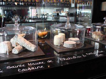 Accords confits de fleurs et chèvre au Renaissance Paris Arc de Triomphe