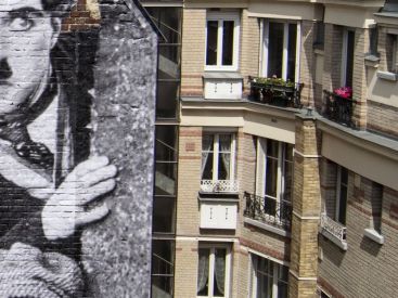 JR affiche Charlie Chaplin et Harold Lloyd en géant sur les murs du nouveau cinéma-hôtel Paradiso