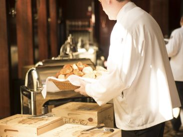 Diners clandestins à Paris : une enquête ouverte par Darmanin, chasse à l'homme lancée sur Twitter