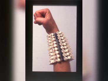 Un peu de Terre sur la Peau, exposition Musée des Arts Décoratifs, Peter Hoogeboom, Satanic cuff, 1996, bracelet © photo : Henni van Beek