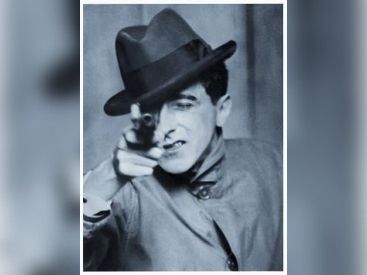 Berenice Abbott, Maison Européenne de la Photographie, Jean Cocteau avec un revolver, 1926 © Berenice Abbott / Commerce Graphics Ltd, Inc.