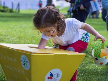 Chasse aux oeufs de Pâques du Secours Populaire au parc André Citroën en faveur des réfugiés d'Ukraine