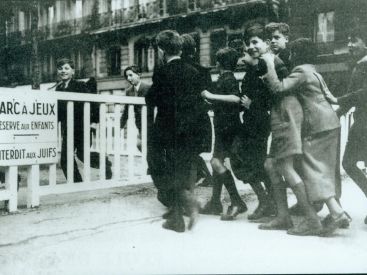 exxposition Mémorial Shoah, exposition Enfants Shoah, témoignage Shaoh, Anne Frank, Premières mesures antisémites à Paris en 1941.  Parc à Jeux « réservé aux enfants, interdit aux  Juifs ».  Crédit : © Mémorial de la Shoah/CDJC/Coll.  Urman