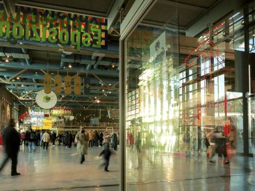 Centre Pompidou nuit | Centre Georges Pompidou © Paris Tourist Office - Photographe : Amélie Dupont - Architecte : Renzo Piano et Richard Rogers  Amélie Dupont