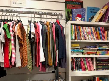 Une boutique de vêtements enfants et grossesse à petits prix signée la Croix-Rouge dans le 10e