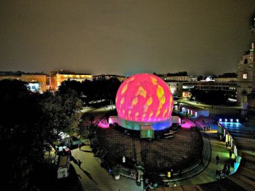 La ViennaSphere à Paris, place du Palais Royal