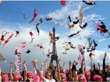 Un grand lancer de soutien-gorge au Trocadéro : Pink Bra Spring 2018