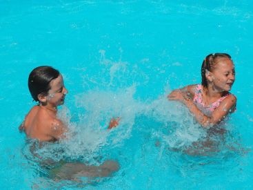La piscine en plein air gratuite Louis Lumière à Paris pour cet été 2022 
