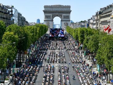 La plus grande dictée du Monde s'installe sur les Champs-Elysées à Paris