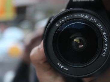 Claude Gassian : ses photos de légendes du rock à voir à la Galerie Rabouan Moussion