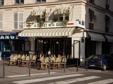 La terrasse du Buffet de la Gare et ses jus de fruits frais maison