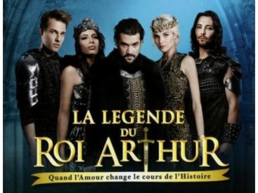 La troupe de La Légende du Roi Arthur en showcase à la Fnac des Ternes