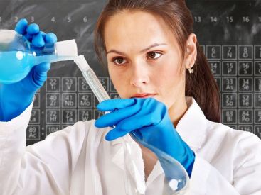 Coronavirus : ouverture d'un laboratoire de gel hydroalcoolique à ciel ouvert à Paris