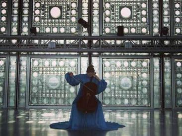 Vidéo : la violoncelliste Camille Thomas jour le Kaddisch de Ravel à l’Institut du monde arabe 