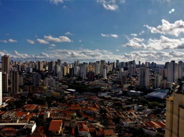 Covid: le Conseil scientifique craint "un risque d’extension du variant brésilien" cet été en France