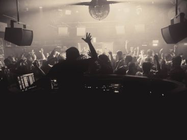 Réouverture des clubs et discothèques: pass sanitaire, masque... ce que proposent les professionnels