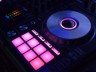 Ofenbach en dj set à La Clairière 