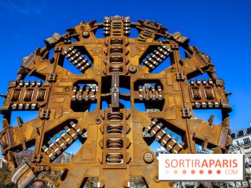 Insolite: une roue de coupe de tunnelier installée face à la tour Eiffel à Paris