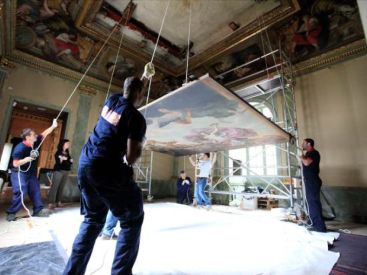 Remise en place du plafond peint par Le Brun