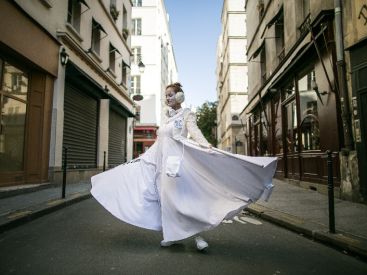 Les performances Pierrots de la Nuit dans les rues de Paris