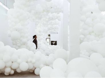 Invasions de ballons par Charles Pétillon à la galerie Magda Danysz