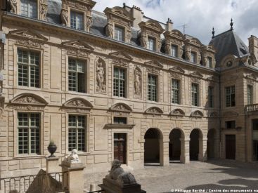 Héros Fracas, le spectacle dans les jardins de l'hôtel de Sully à Paris 