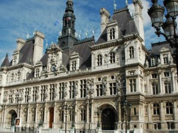 Euro 2016 : Un match de football à la verticale sur le parvis l'Hôtel de Ville