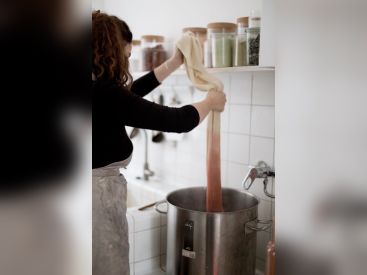 Un atelier d'initiation aux teintures végétales pour les enfants