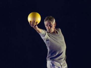 Je parle à un homme qui ne tient pas en place au Rond Point