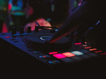DJ
