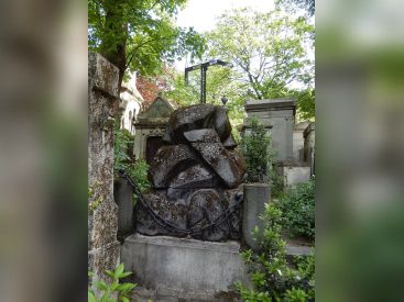 Connaissez-vous l’histoire de cette mystérieuse tombe cryptée au Père Lachaise ?
