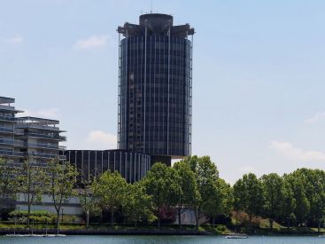 Cette mairie ultra moderne de région parisienne prend la forme d'un gratte ciel