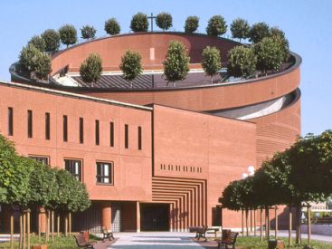 En Essonne, cette étonnante cathédrale cylindrique en briques est l'une des églises les plus insolites de la région