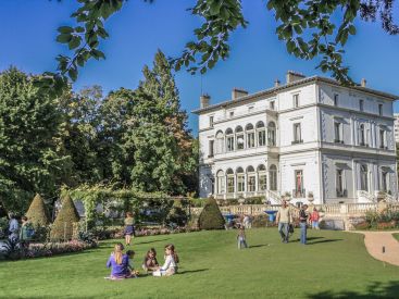 En région parisienne, ce beau jardin à l'anglaise dominé par une villa à l'italienne attire les flâneurs