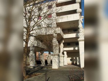 En région parisienne, cet immeuble suspendu sur des sculptures est un trésor du patrimoine contemporain