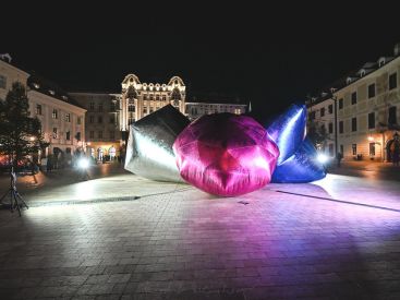 Nuit Blanche 2026 : Des diamants géants s'installent dans la cour de la mairie du 9e à Paris