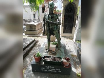 Au cimetière de Montparnasse, un centaure veille sur la tombe de César