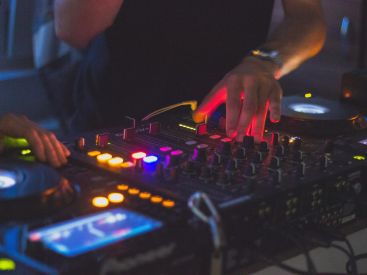 Coronavirus : 24 DJ se réunissent pour un livestream caritatif de 24h