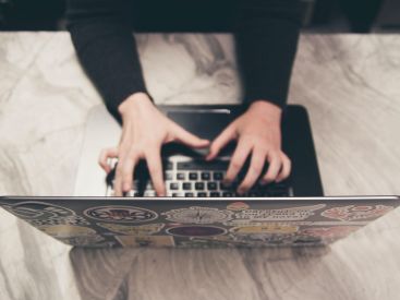 Apéro, réunions, télétravail : les outils de visioconférence pendant le confinement