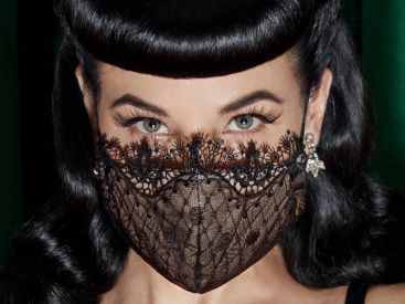 Insolite : Dita Von Teese dévoile sa version glamour du masque covid