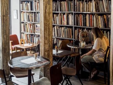 Nuances, un bar à cocktails canon au cœur d'une bibliothèque parisienne