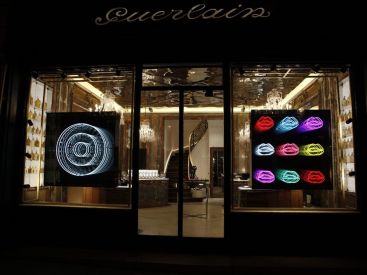 Emmanuelle Rybojad habille de lumière la vitrine Guerlain 