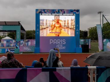 Jeux Olympiques : Aya Nakamura sur le Pont des Arts, l'icône devenue virale sur les réseaux sociaux