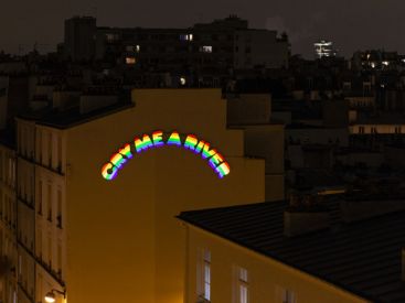 Nuit Blanche 2026 : une enseigne lumineuse d'Ugo Rondinone sur le Pignon de l'immeuble, au 13 rue Morand