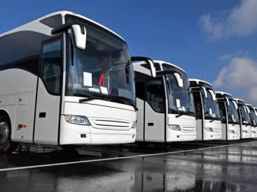 Opération escargot de cars sur le périphérique pour protester contre le plan Tourisme