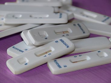 Covid : tests antigéniques, faut-il faire deux prélèvements dans le nez et la gorge ?