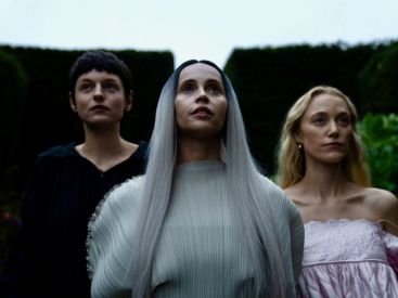 Les 100 nuits de Héro: Emma Corrin, Felicity Jones, Maika Monroe