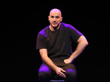 Couleur Framboise : Mehdi Djaadi revient sur scène avec un seul-en-scène intime