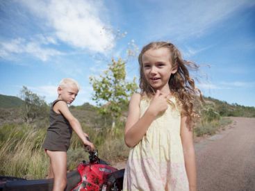 Les Roches rouges : Bruno Dumont filme l’enfance sur la Côte d’Azur