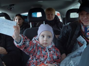 "In The Rearview" de Maciek Hamela : Exilés ukrainiens en fuite dans un van polonais